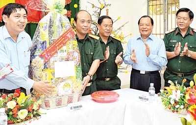 HCM City’s authorities send Tet wishes to 600 workers  - ảnh 1